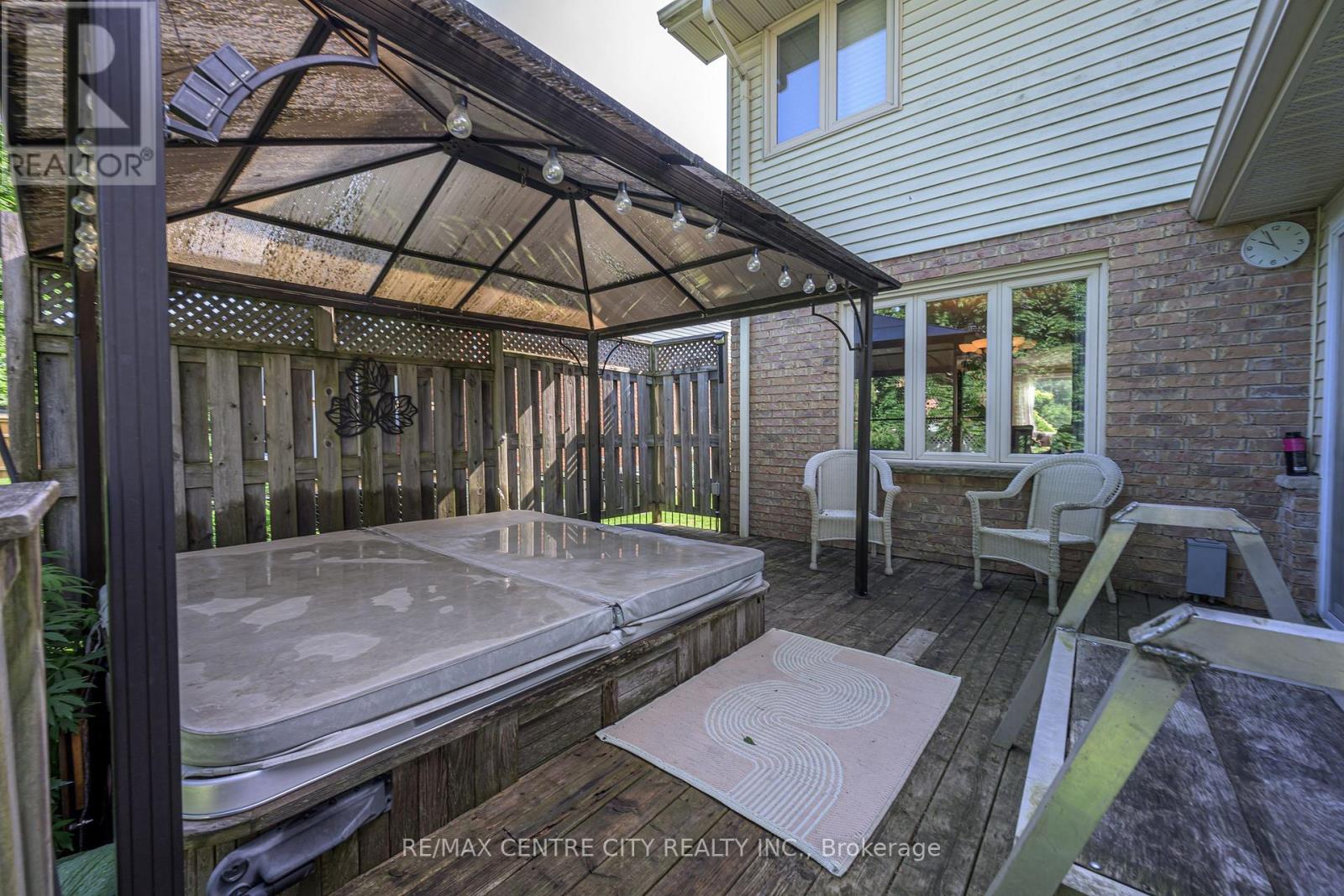 15 CAVANAUGH CRESCENT - 11