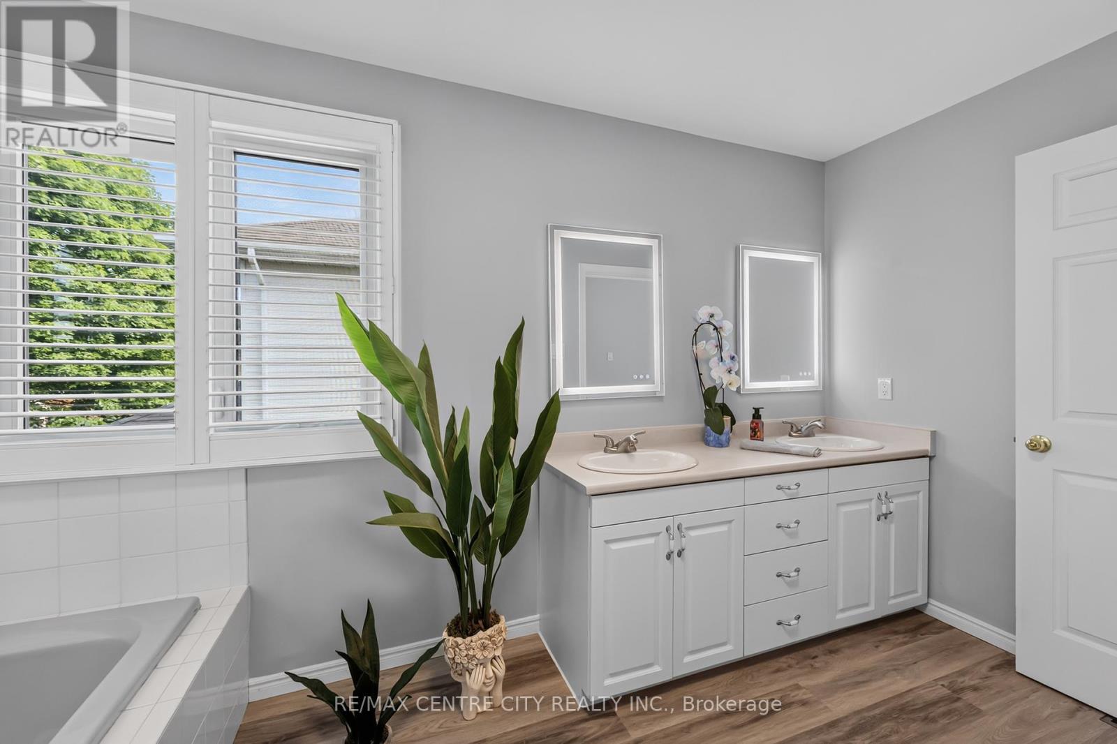 15 CAVANAUGH CRESCENT - 33