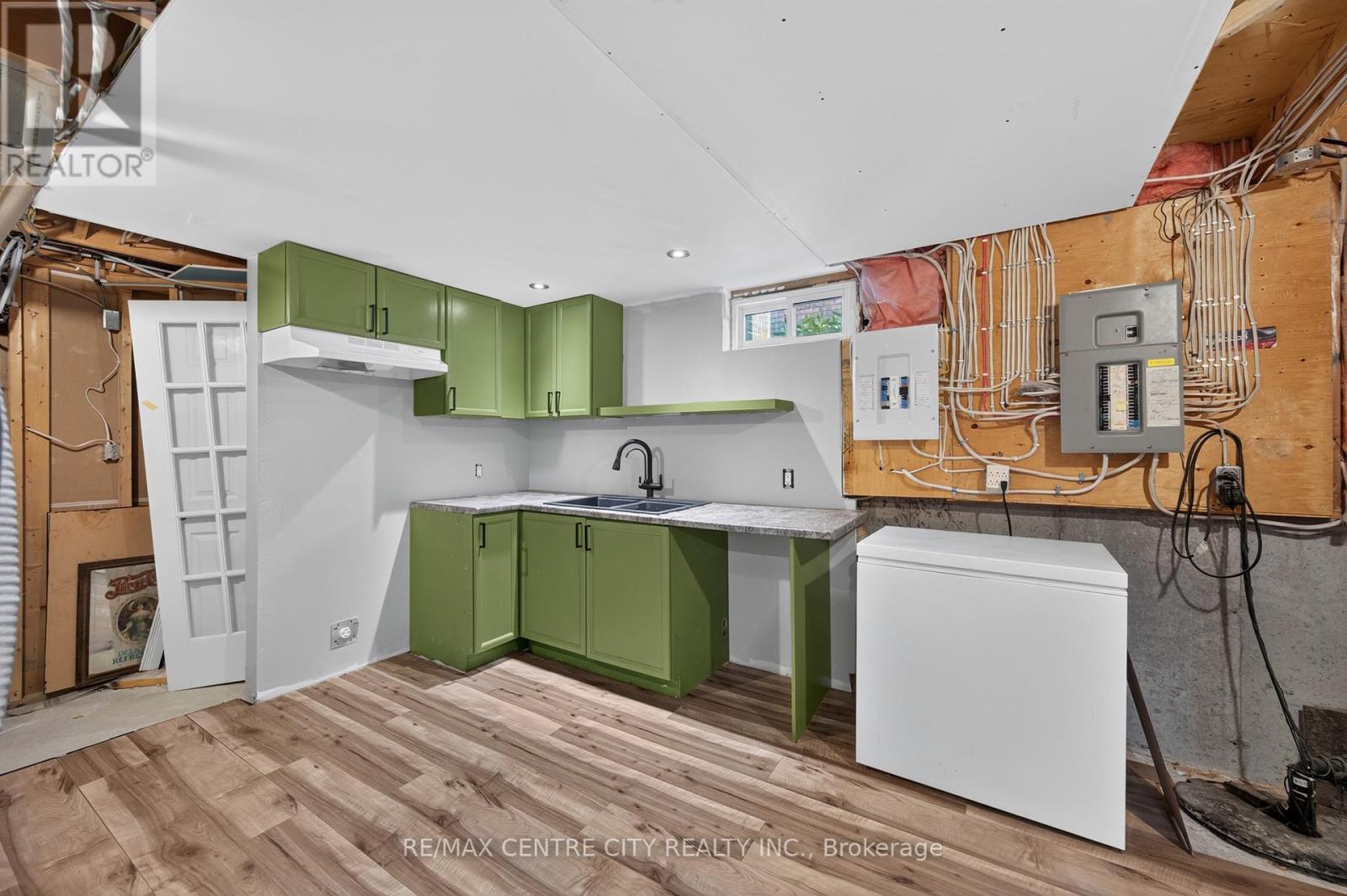 15 CAVANAUGH CRESCENT - 44