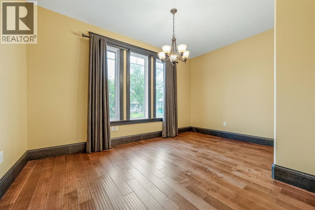 Flex room (options include den, third bedroom, formal dining room or 2nd  reading room)