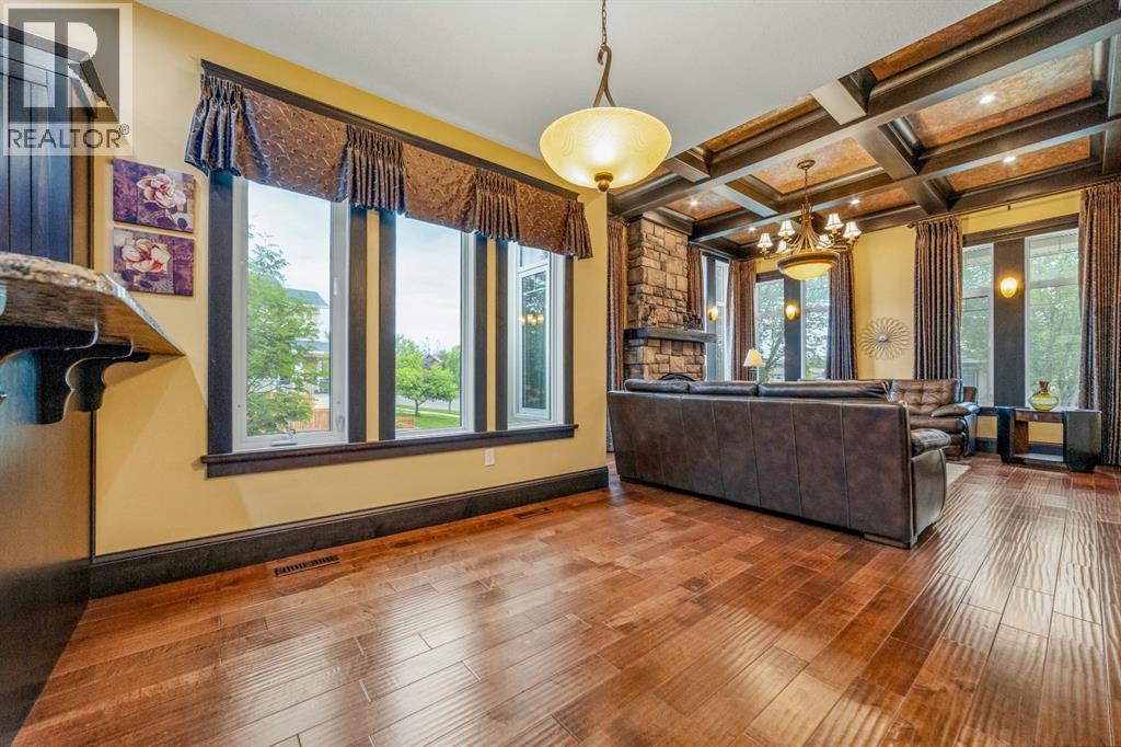 spacious dining area (room for a hutch)