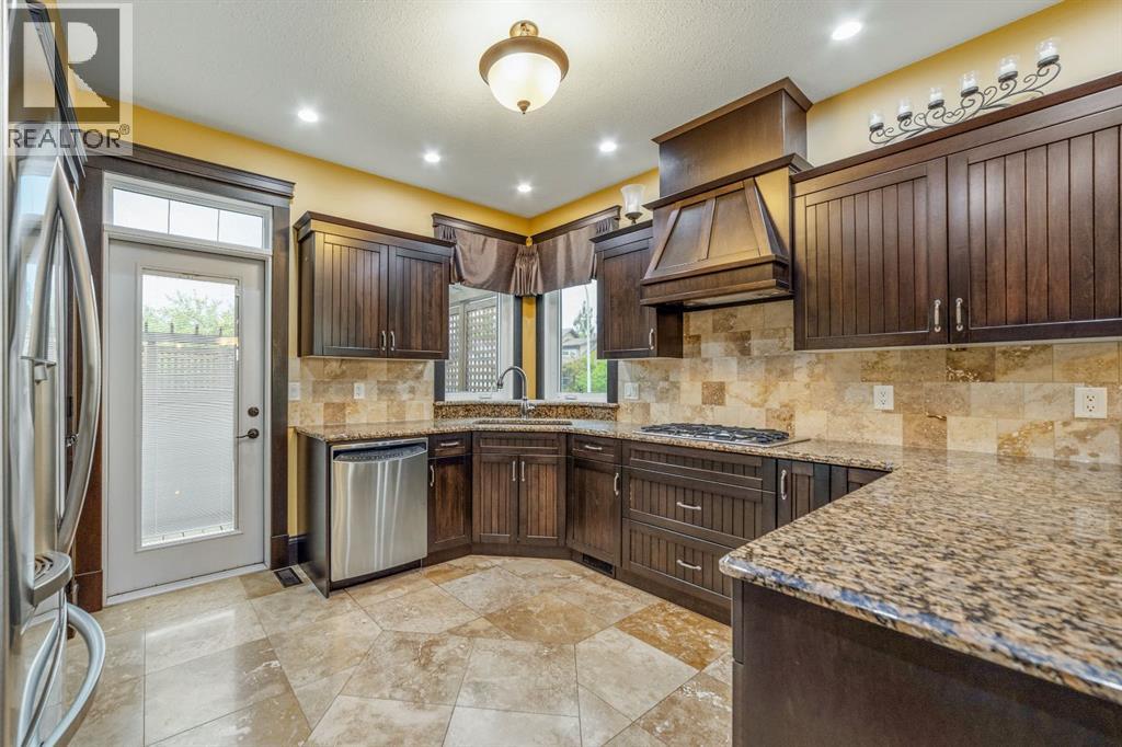 gourmet kitchen with granite countertops, eating bar peninsula