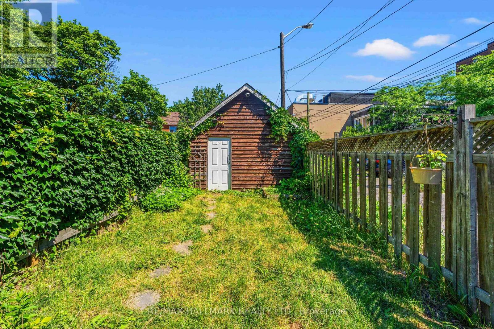 2 AMHERST AVENUE - 32