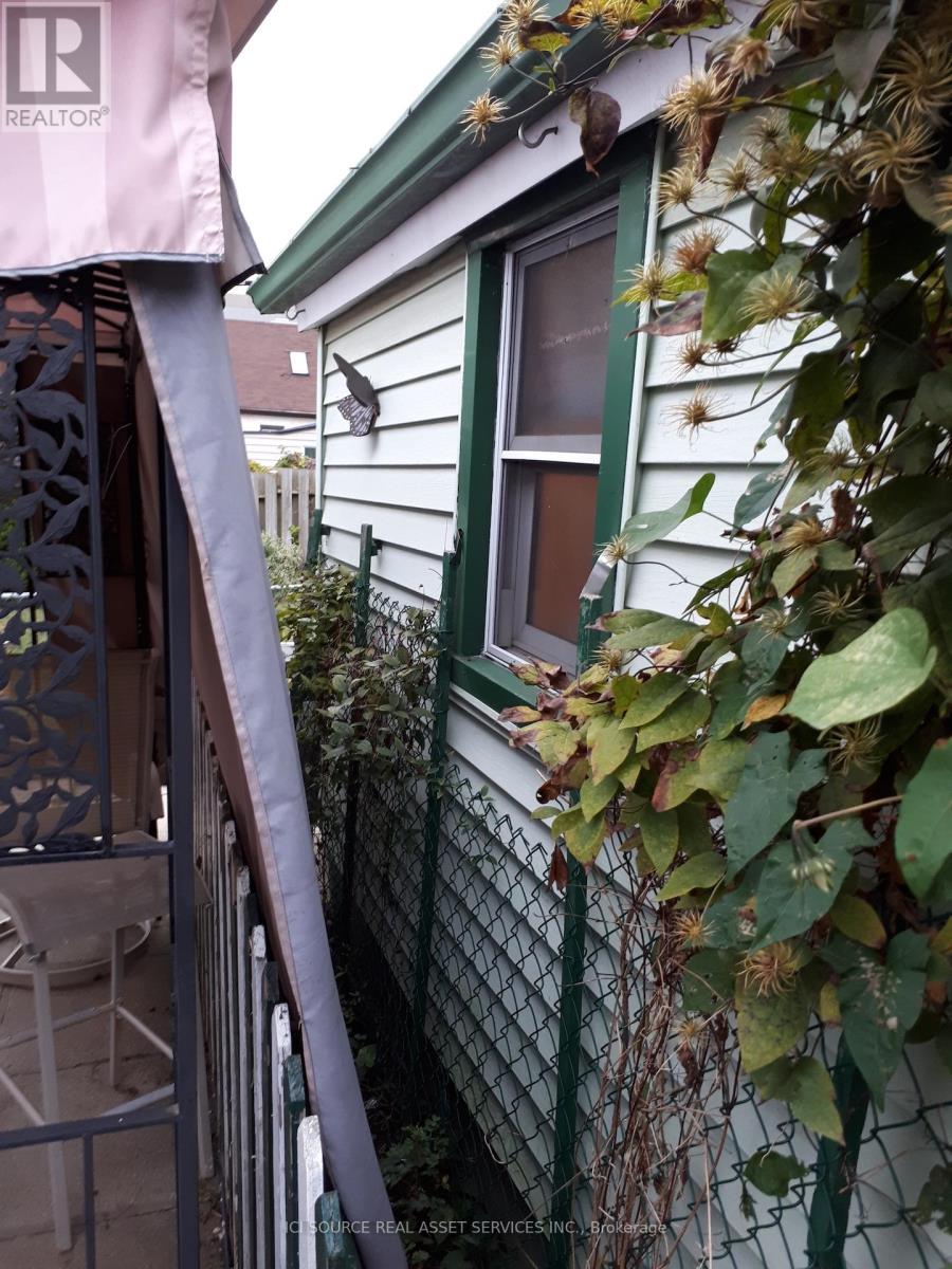 1026 YORK STREET - 10