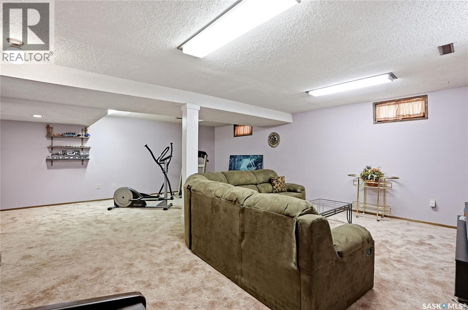 131 Keeley CRESCENT - 40