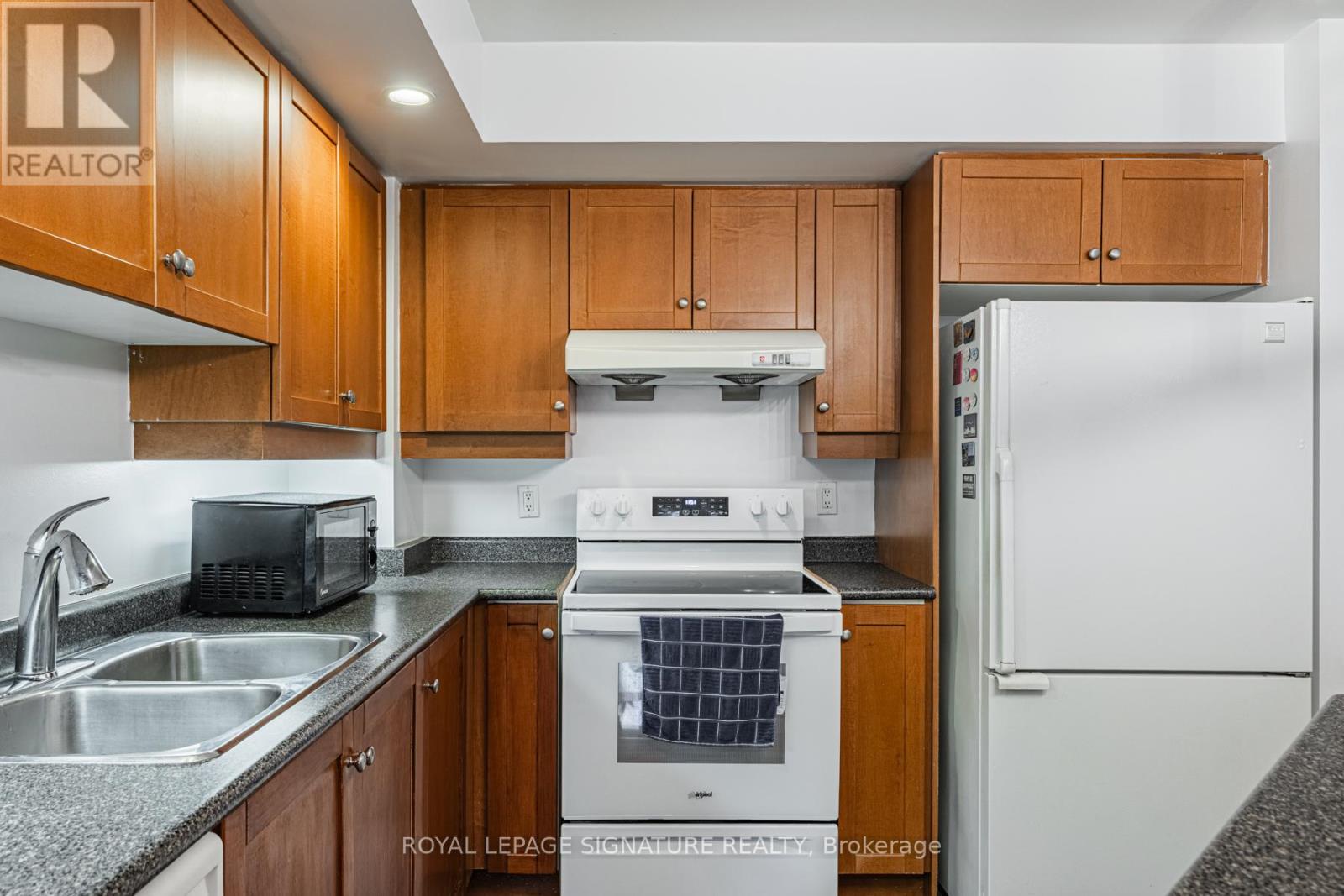 #813 123 EGLINTON AVENUE E - 9
