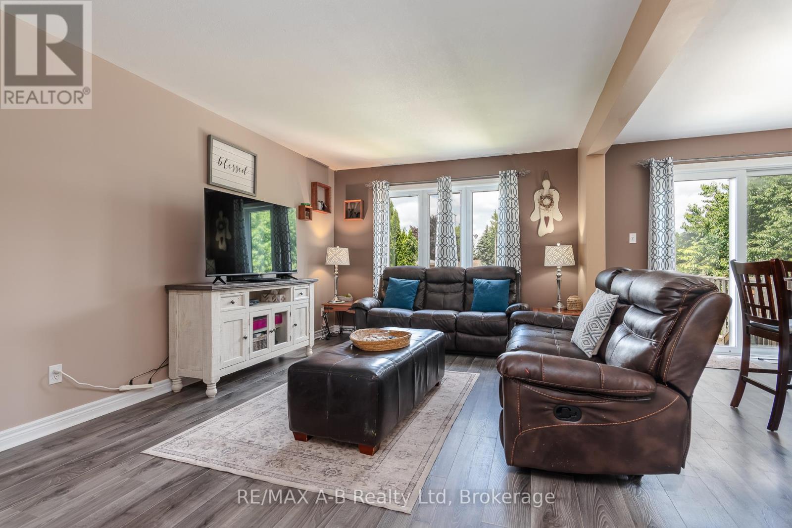 108 WALSH CRESCENT - 12