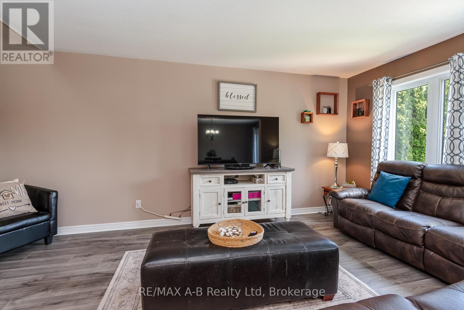 108 WALSH CRESCENT - 13