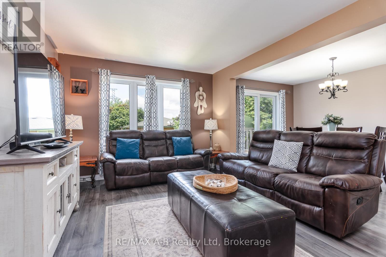 108 WALSH CRESCENT - 14