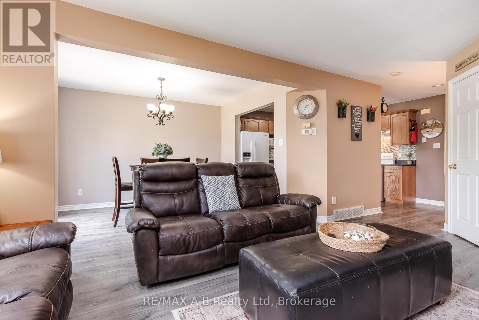 108 WALSH CRESCENT - 16