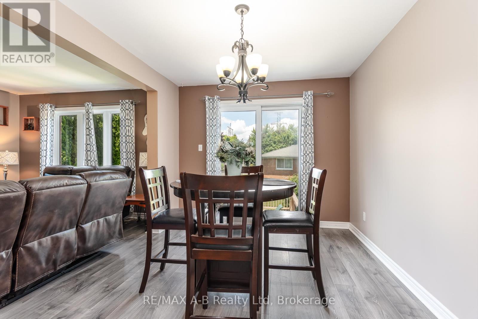 108 WALSH CRESCENT - 21