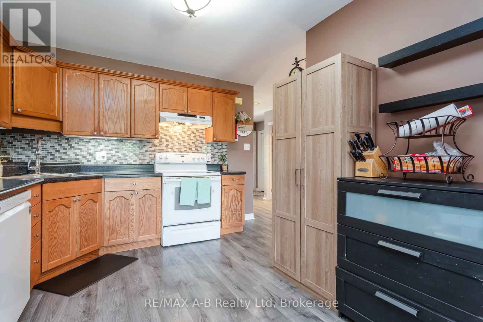 108 WALSH CRESCENT - 24