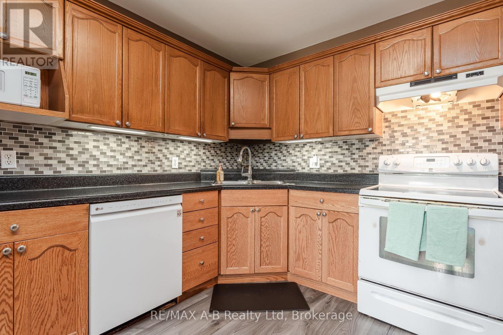 108 WALSH CRESCENT - 25