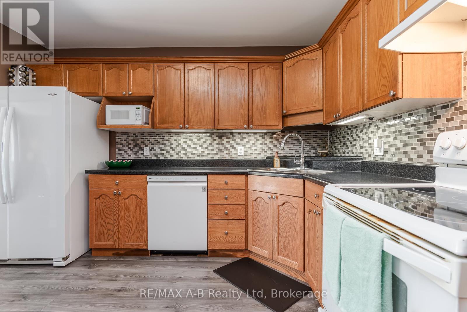 108 WALSH CRESCENT - 26