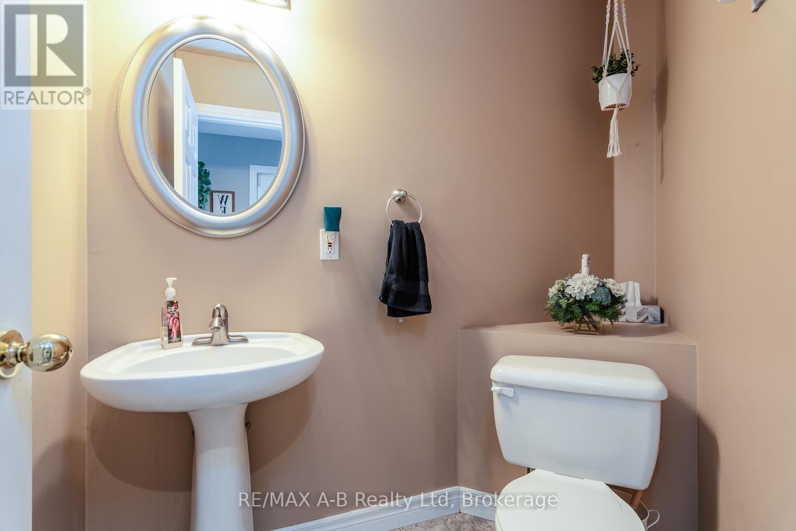 108 WALSH CRESCENT - 28