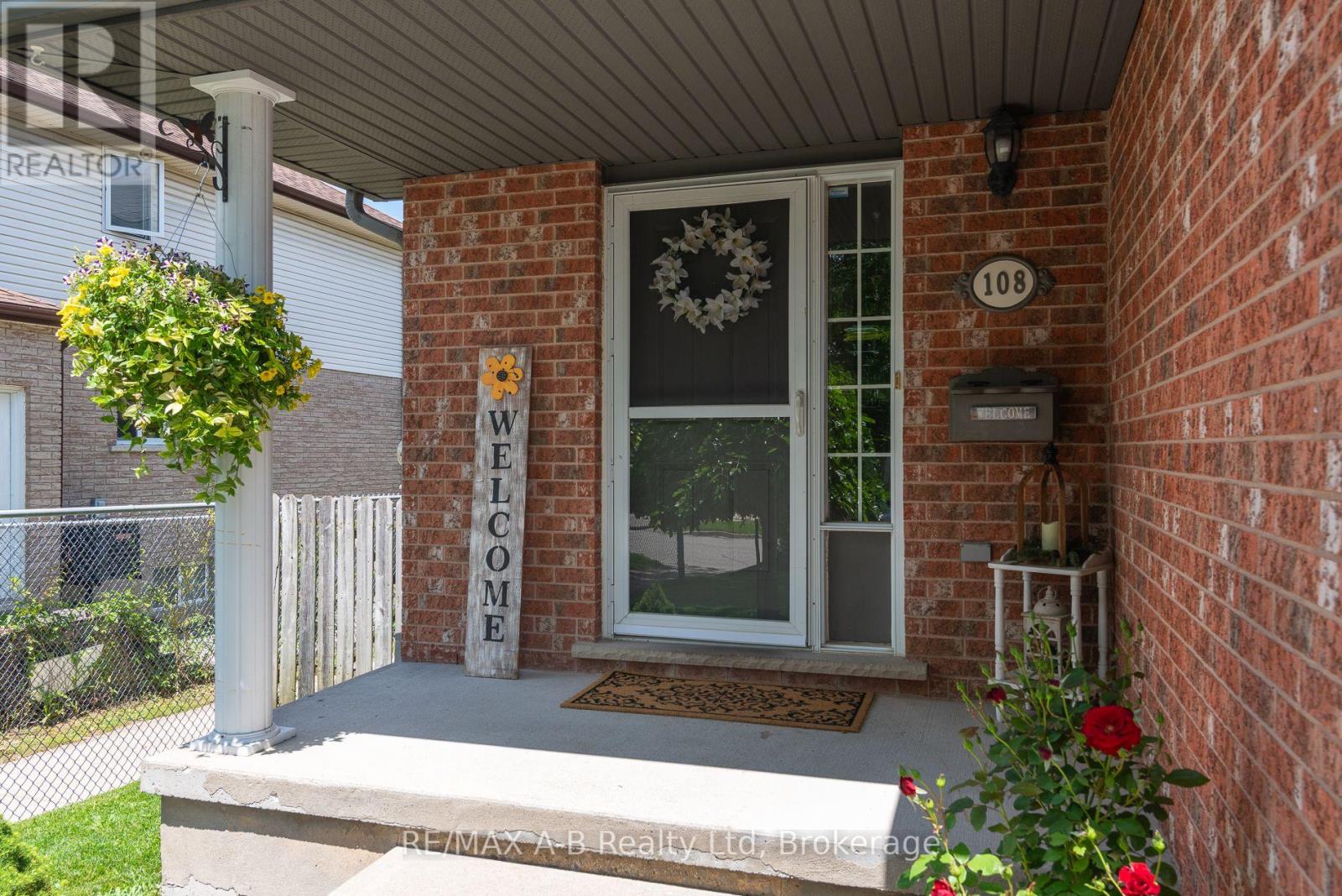 108 WALSH CRESCENT - 3