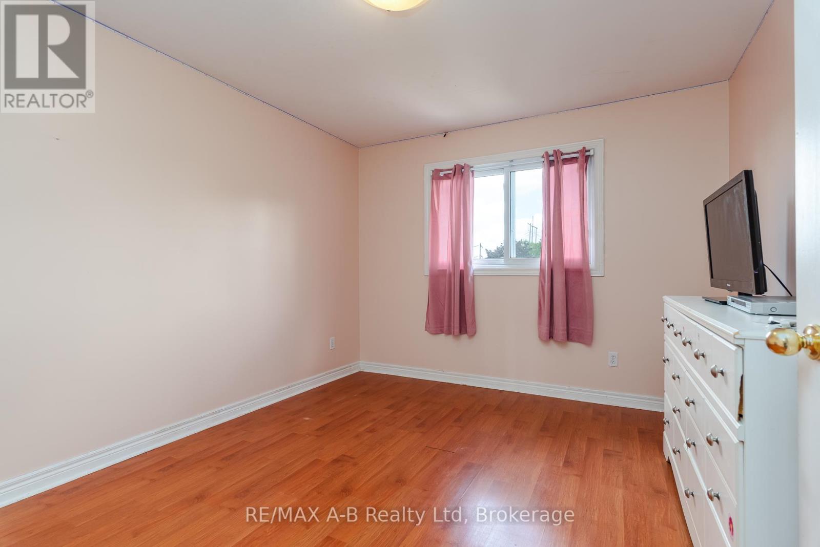 108 WALSH CRESCENT - 33