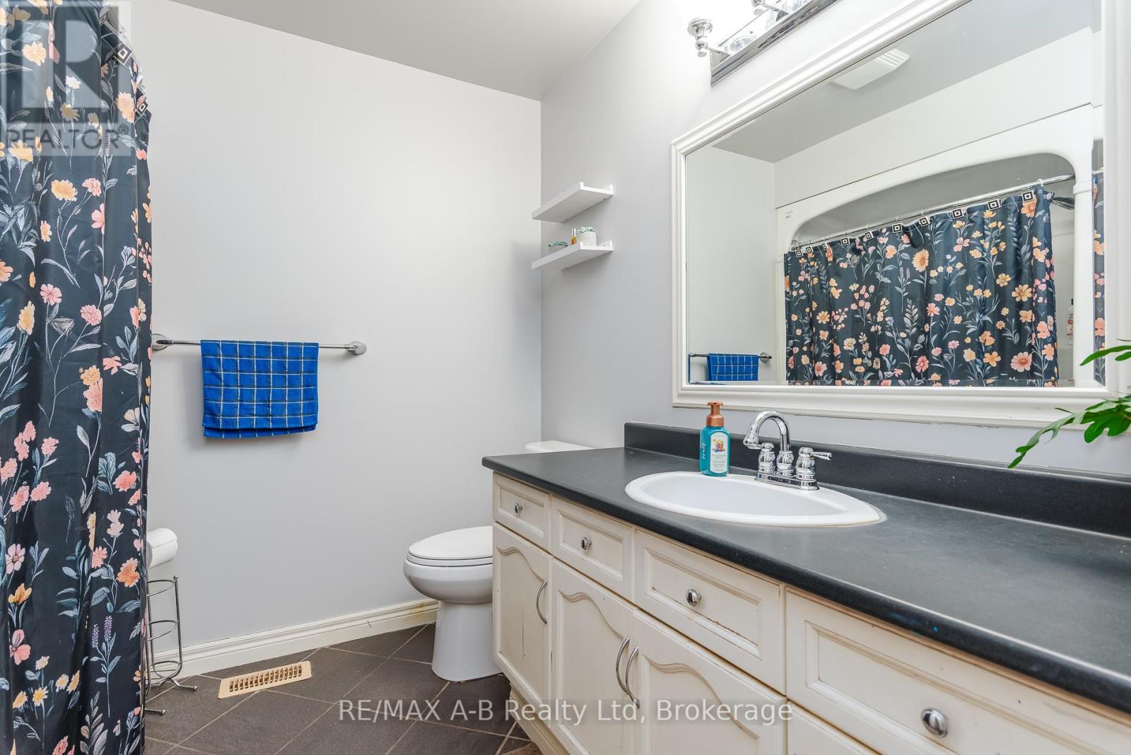 108 WALSH CRESCENT - 37