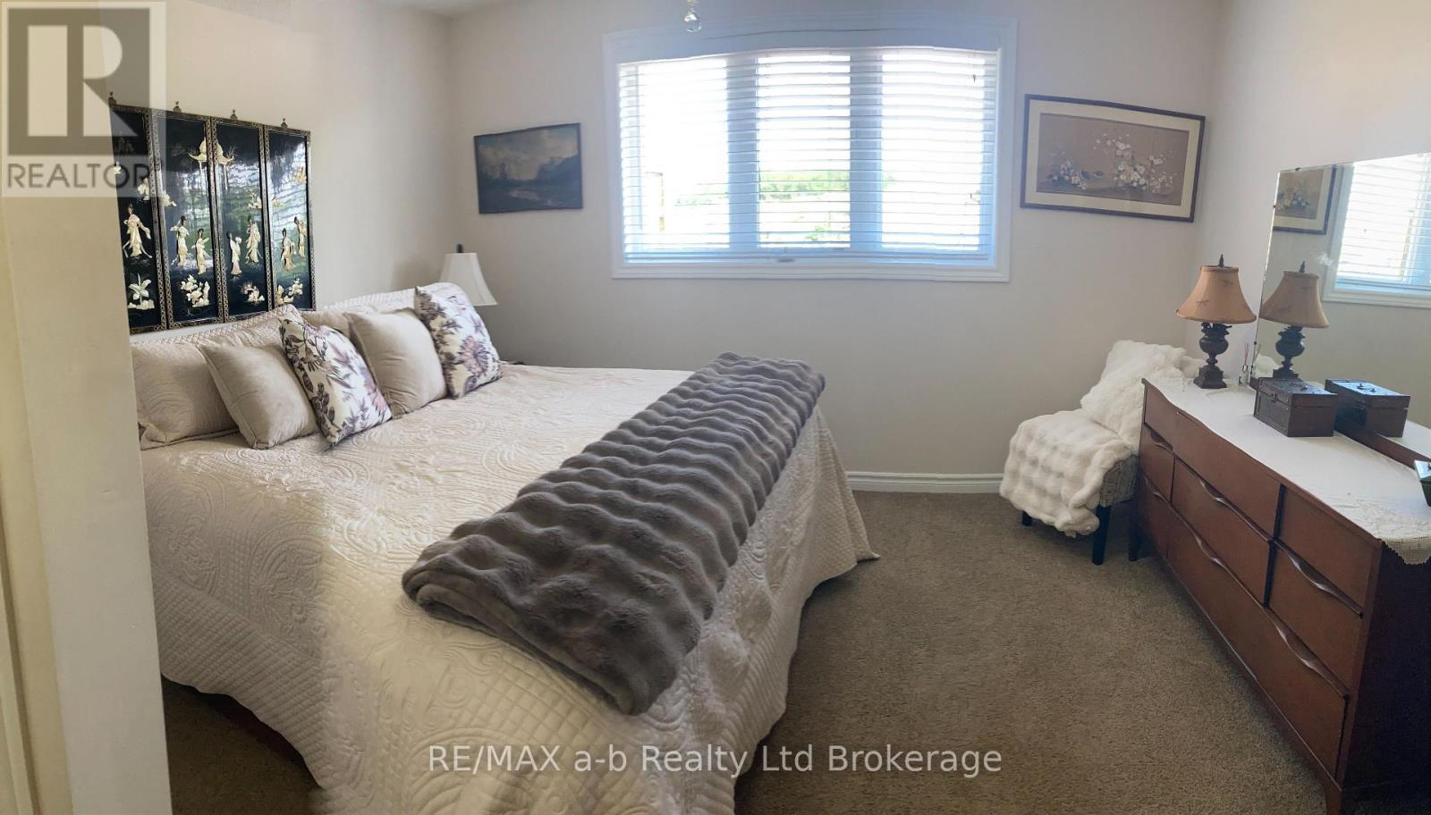 1380 CAEN AVENUE - 23