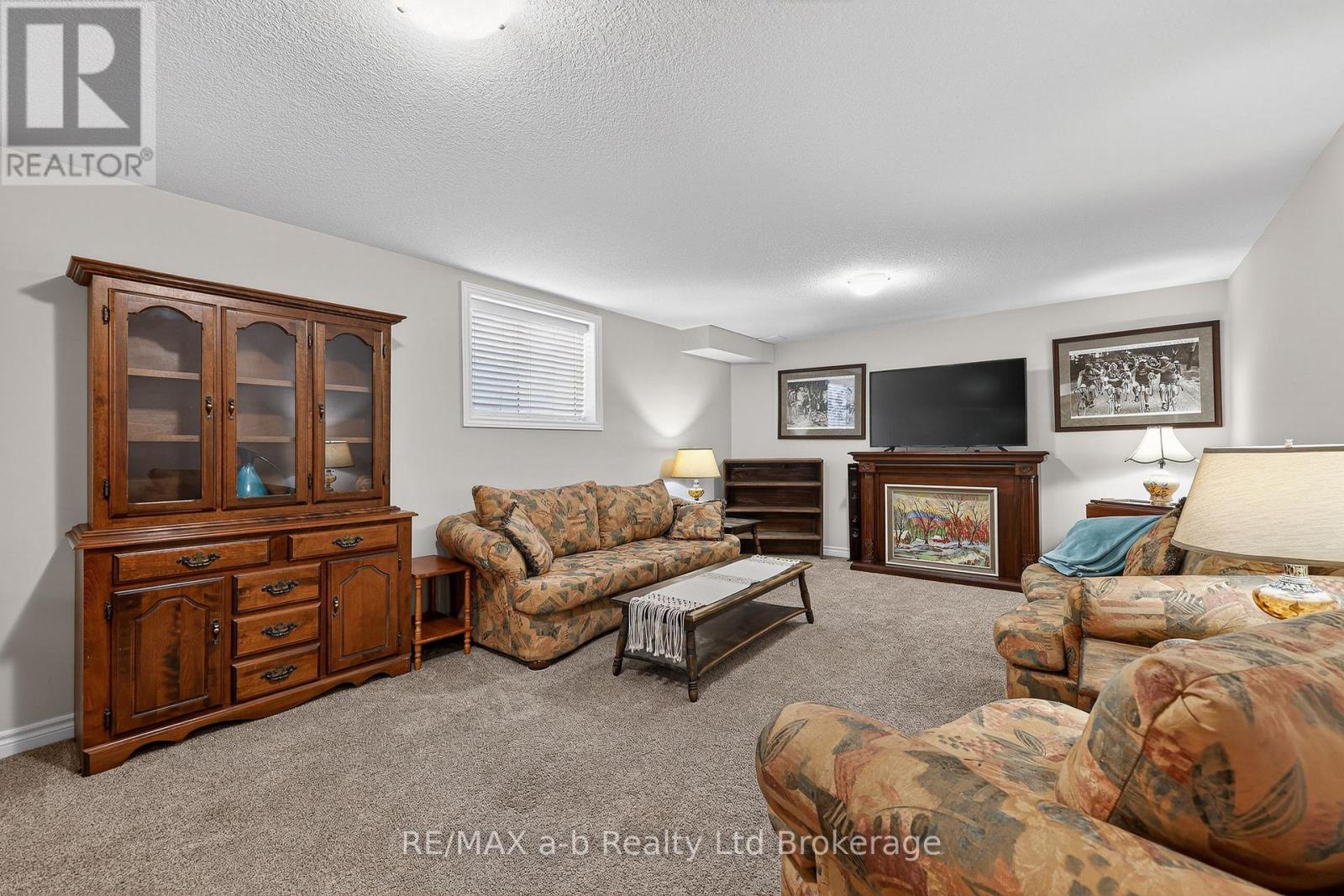 1380 CAEN AVENUE - 29
