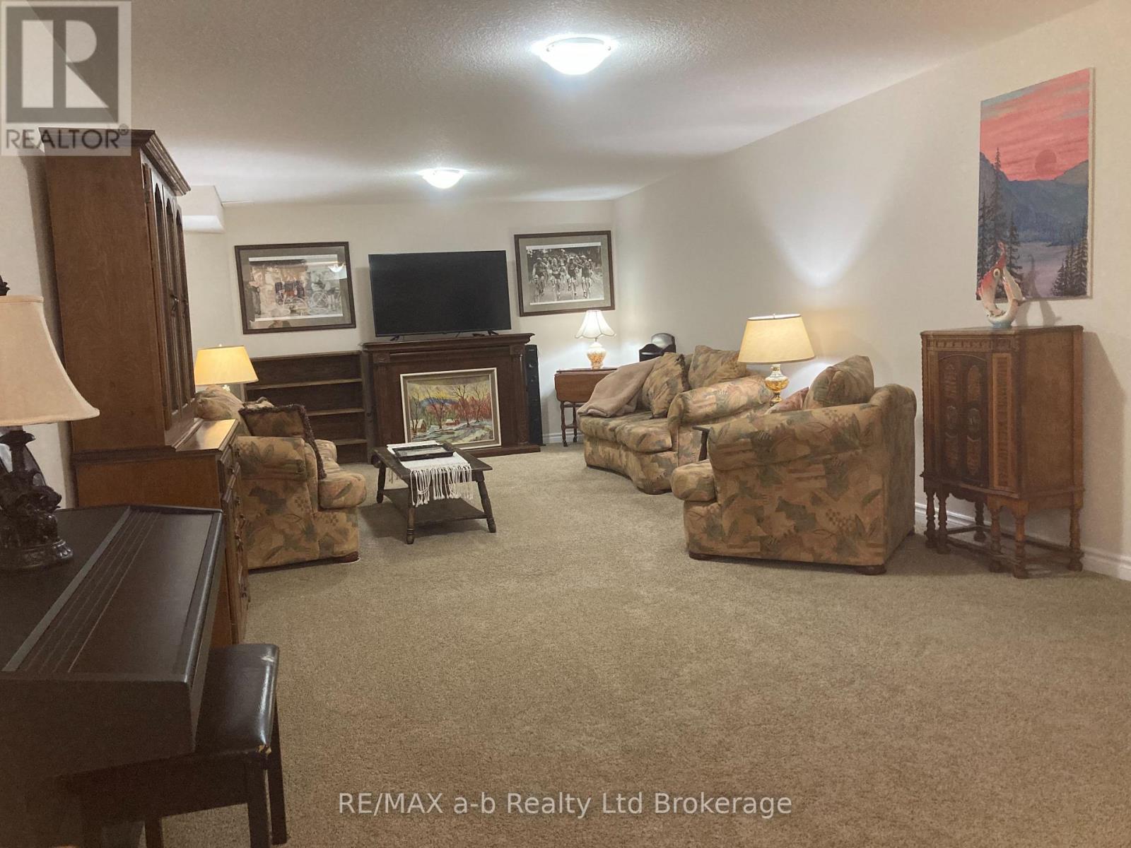 1380 CAEN AVENUE - 36