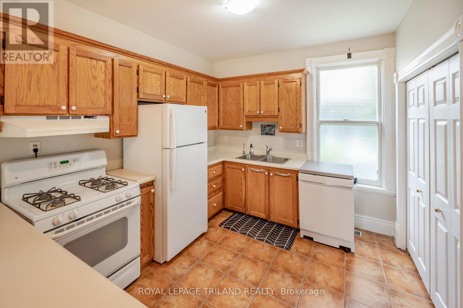 #1 & 2 737 WILLIAM STREET N - Image 13