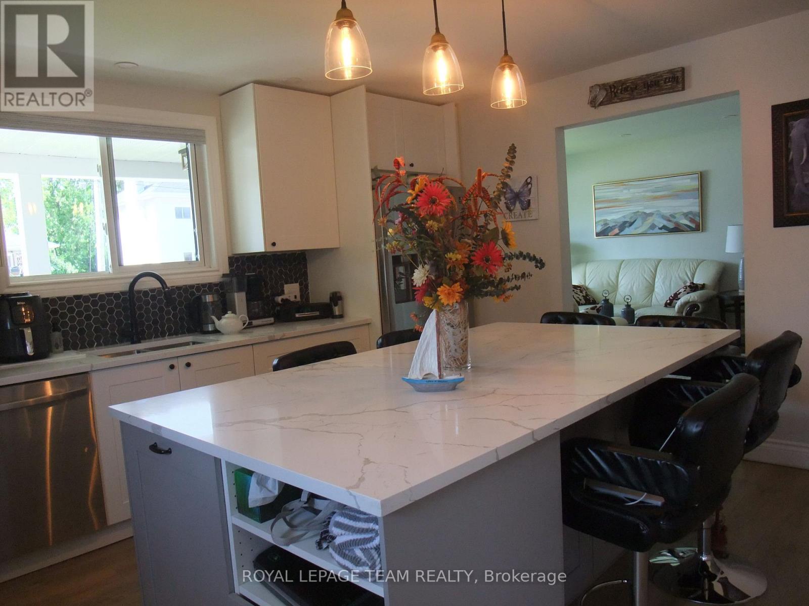 343 HARRY STREET - 4