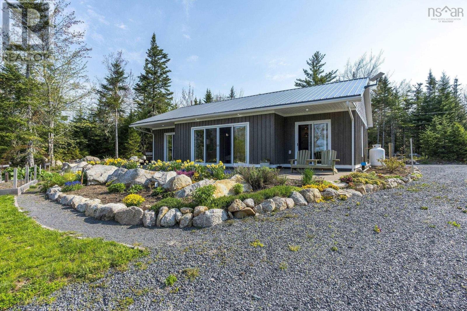 8 Alexander Avenue - 35