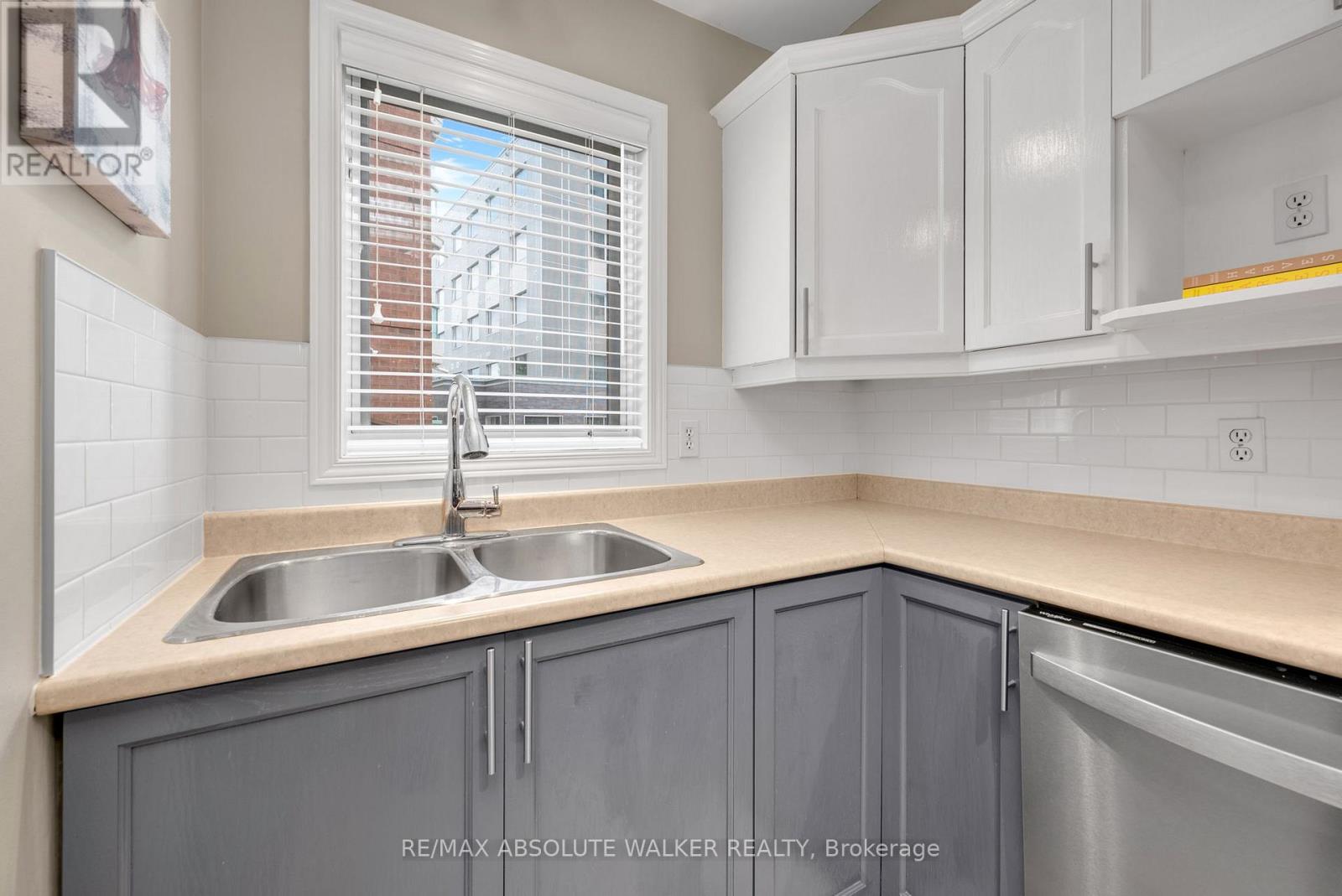 #9 395 BELL STREET - 12