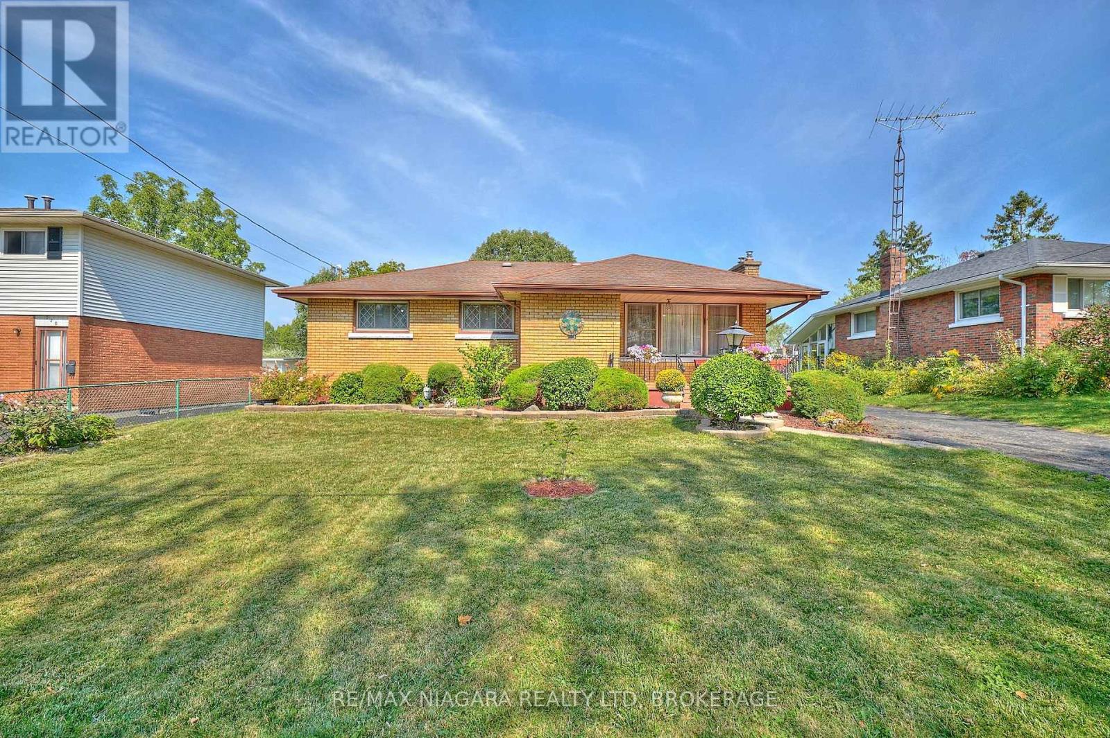 316 BOWEN ROAD - 1