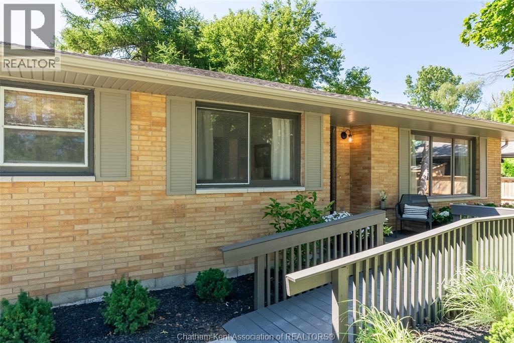 140 Gregory DRIVE East - 2