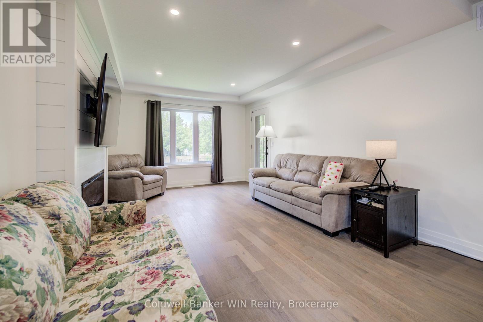 247 FERGUS STREET N - 13