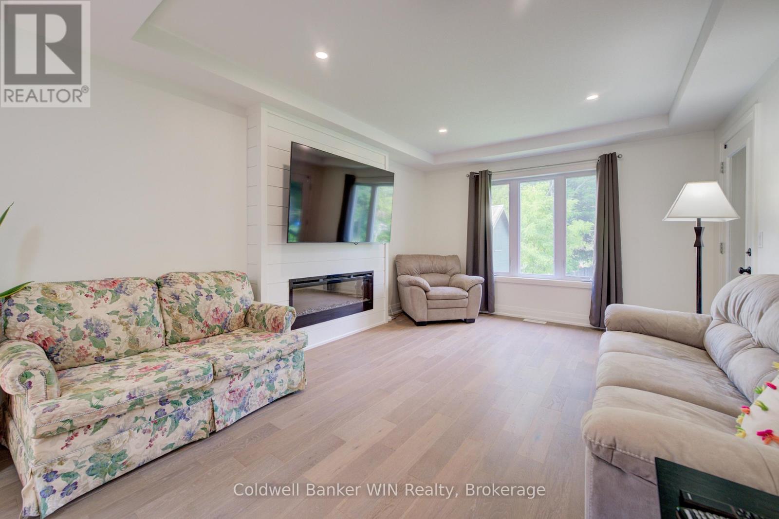 247 FERGUS STREET N - 15