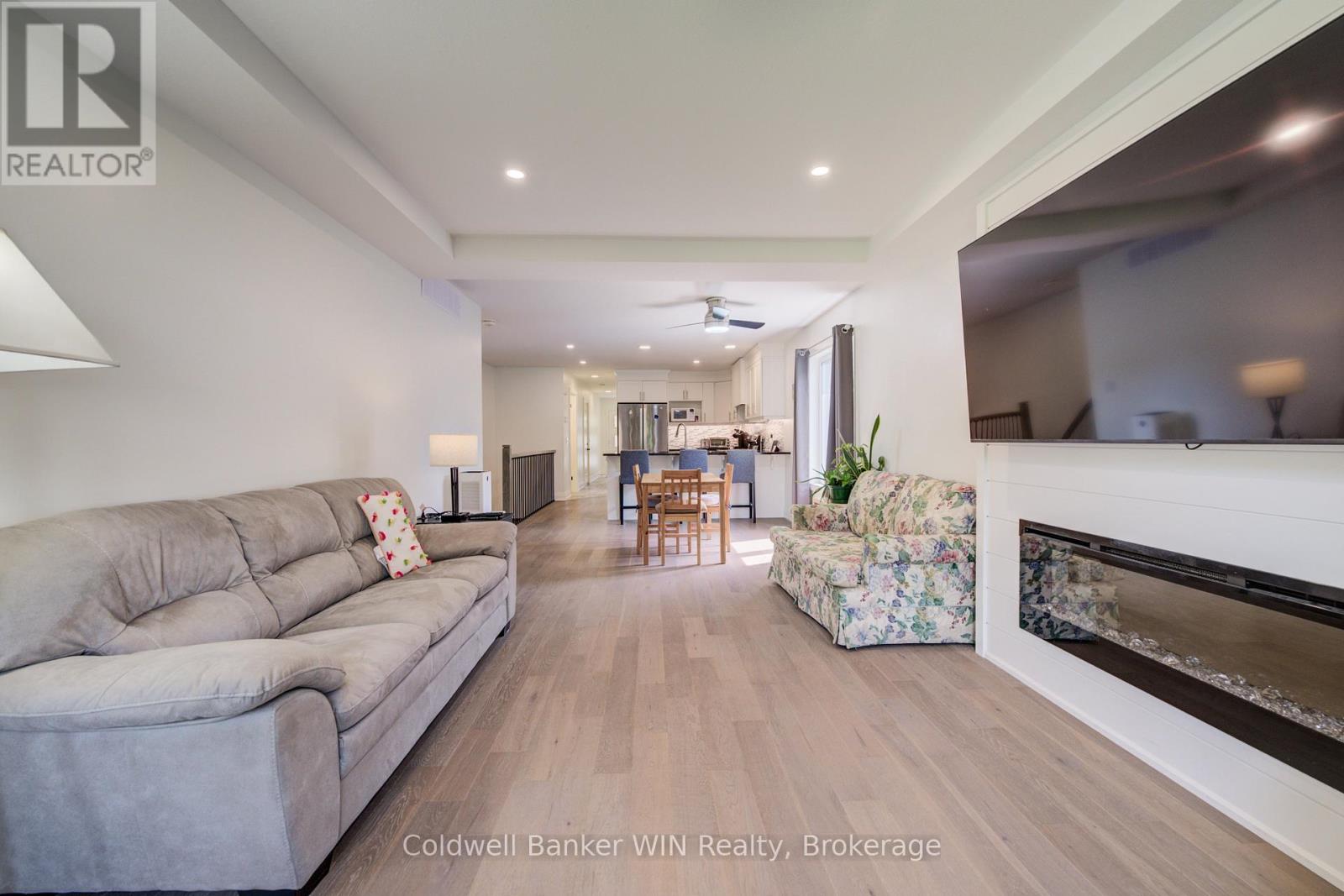 247 FERGUS STREET N - 16