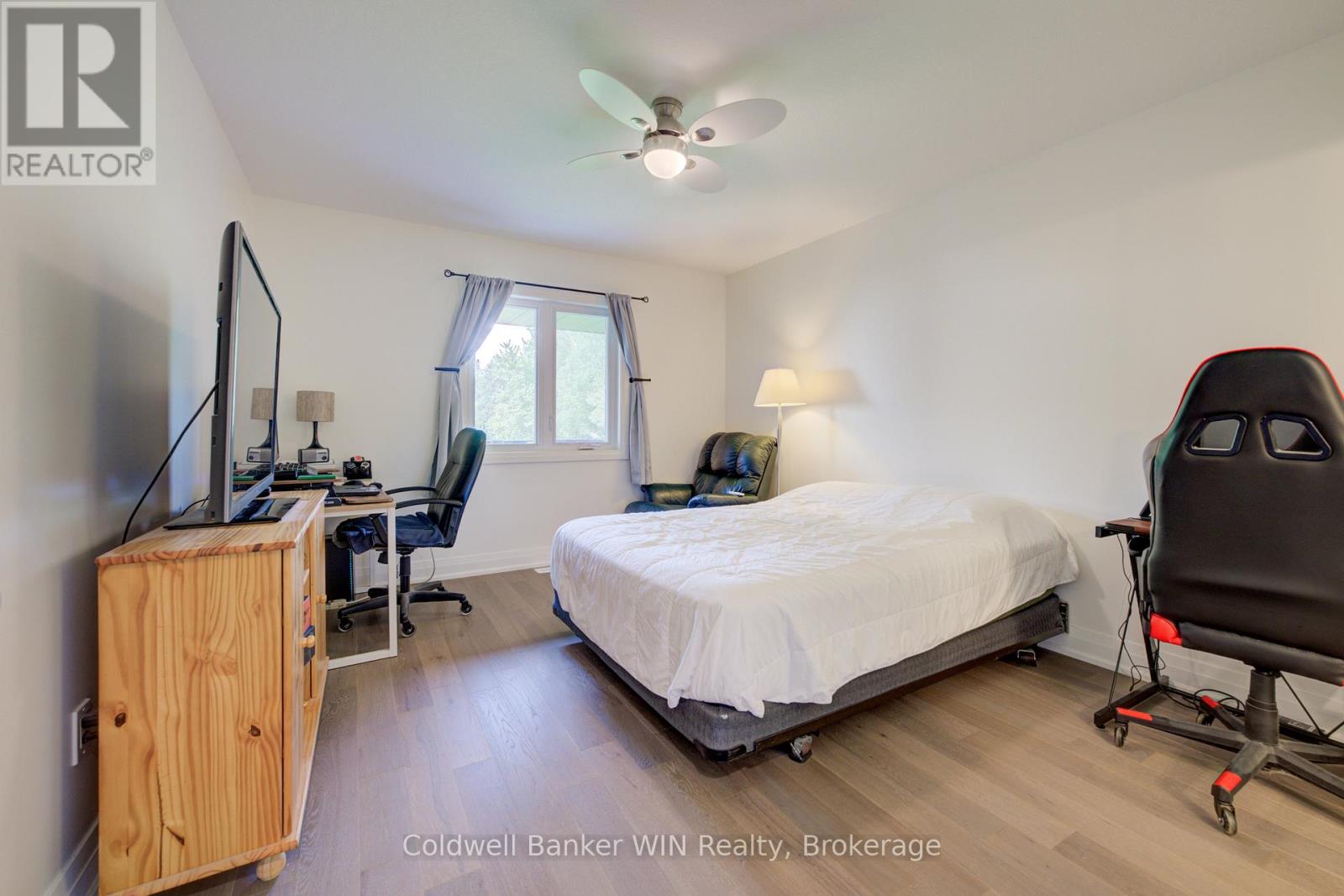 247 FERGUS STREET N - 23