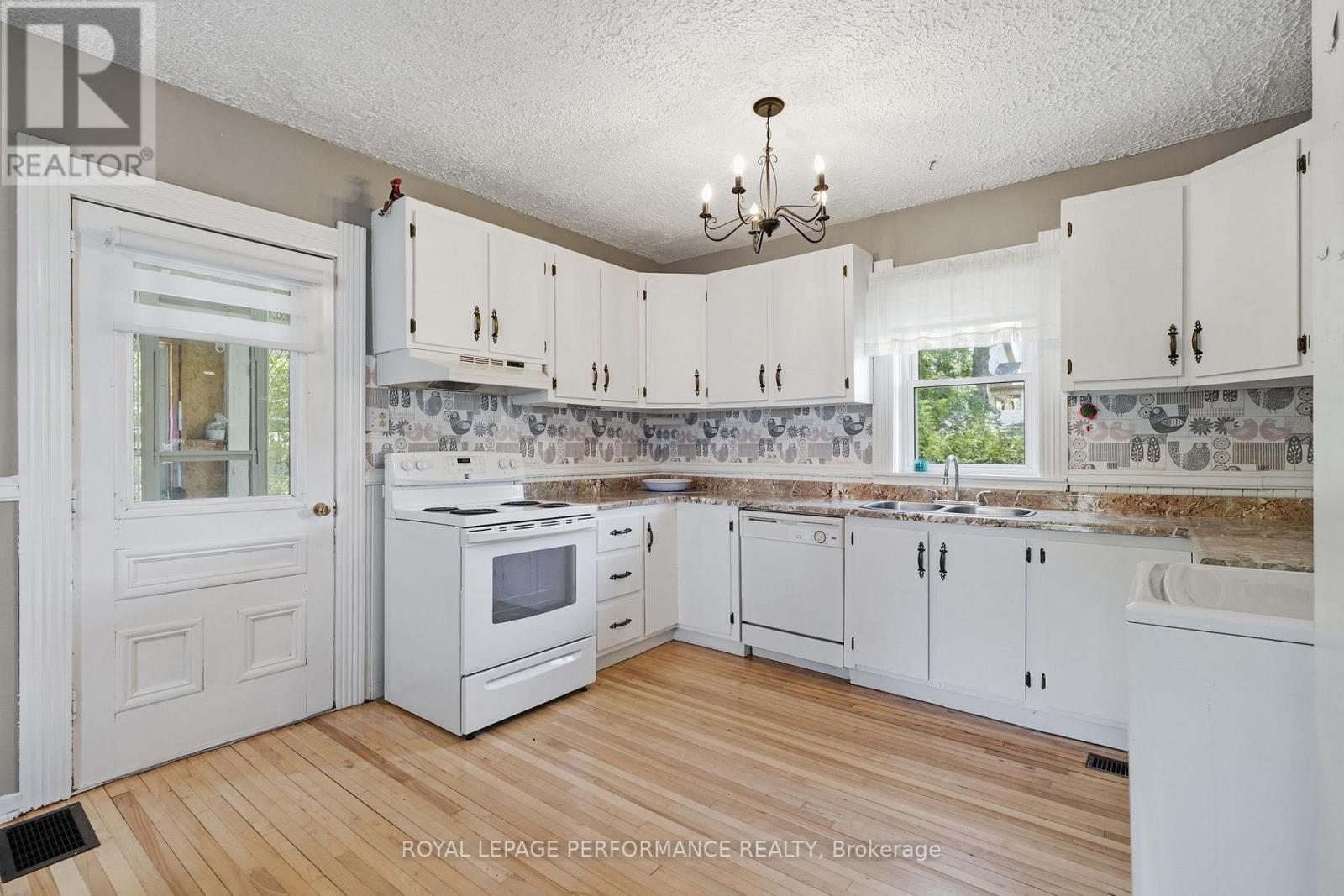 178 NELSON STREET E - 13