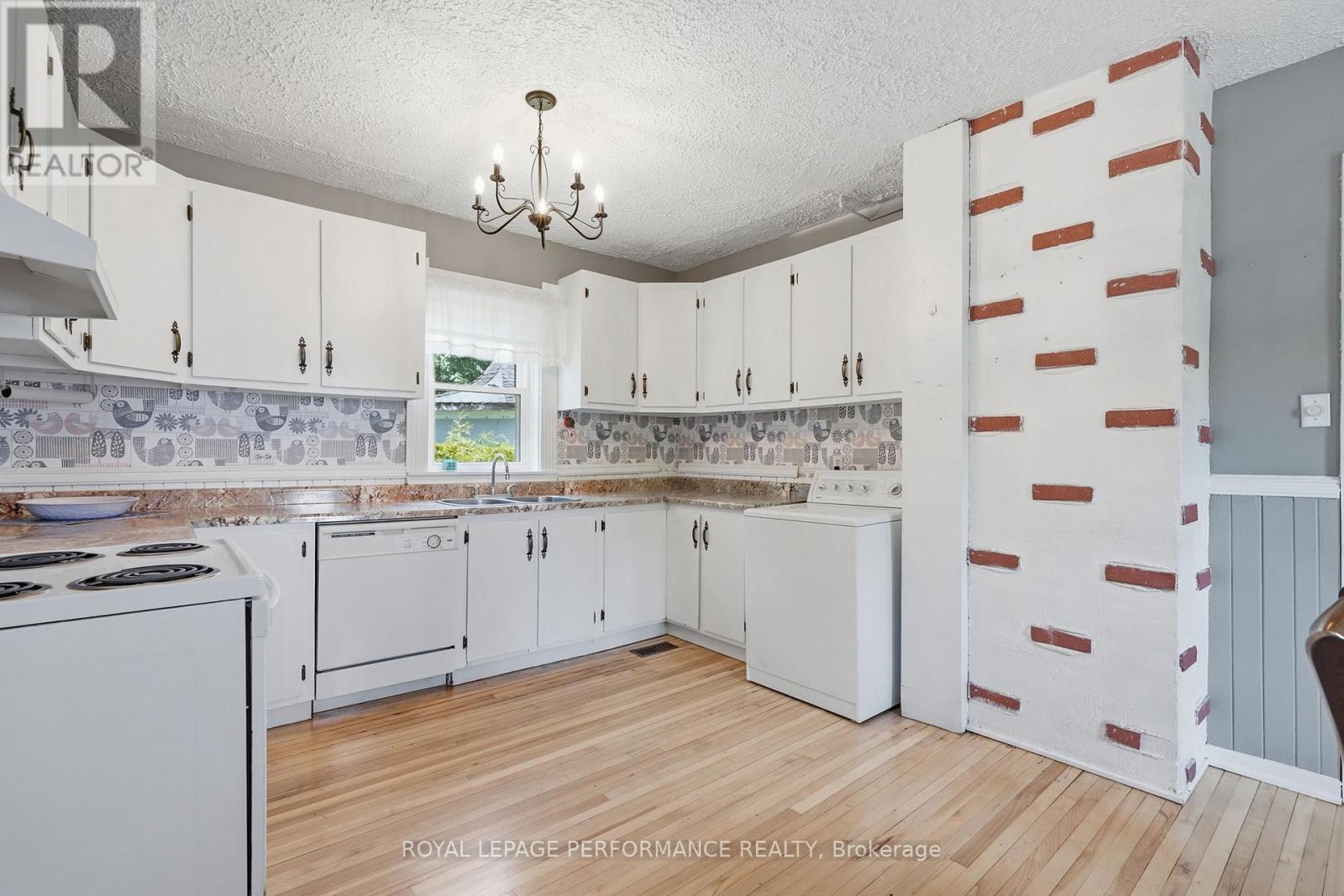 178 NELSON STREET E - 14
