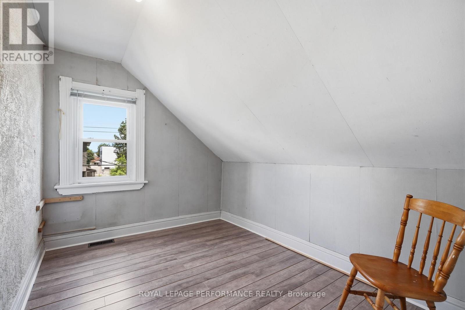 178 NELSON STREET E - 24