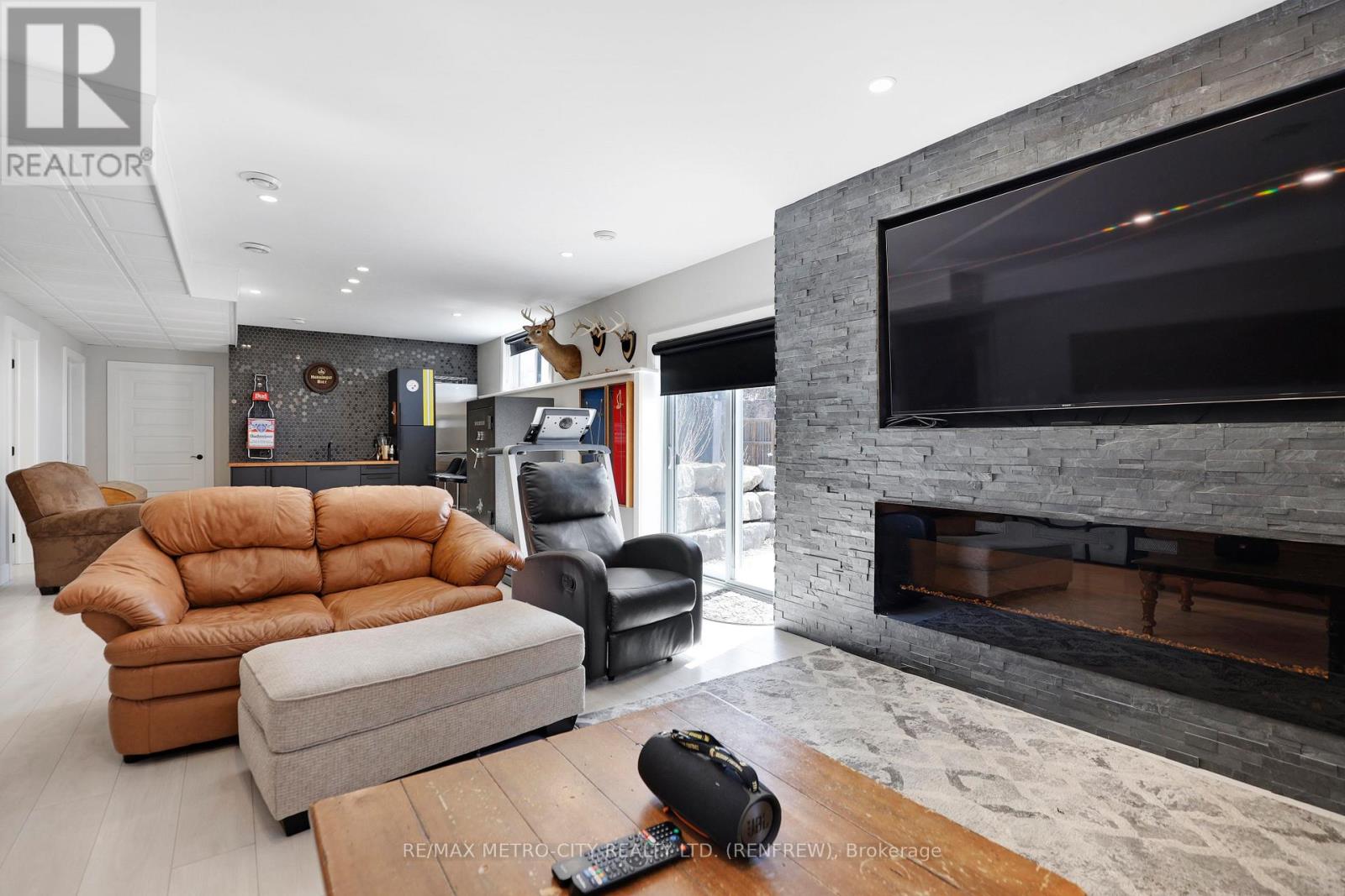65 NOBLE CRESCENT - 32