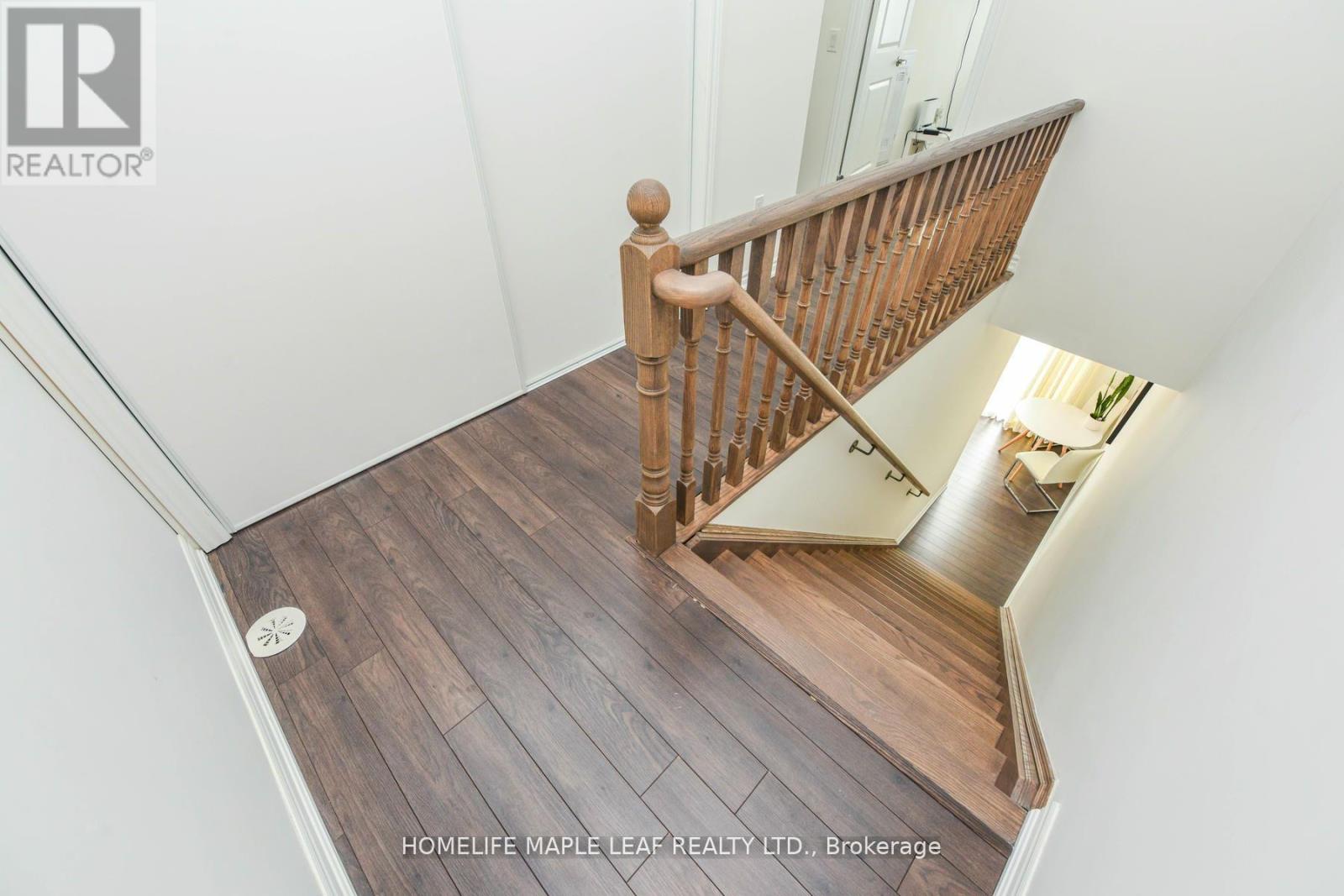 #215 30 HALLIFORD PLACE - 34