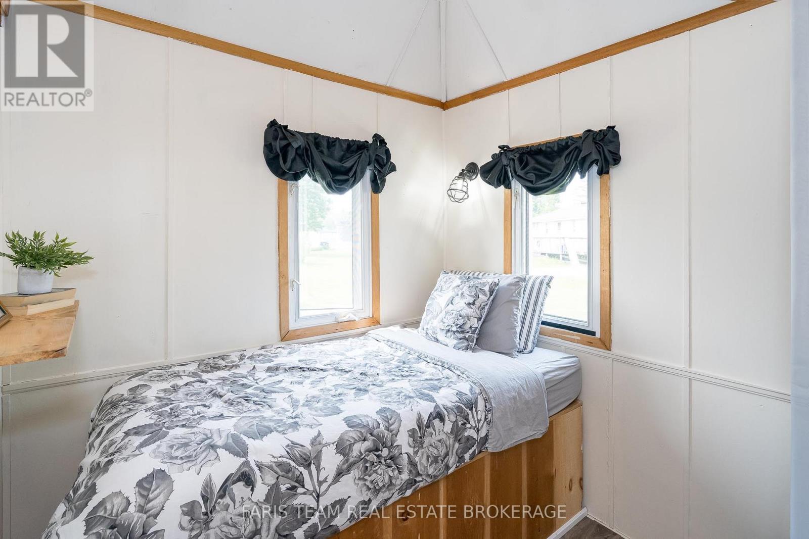 5632 PENETANGUISHENE ROAD - 31