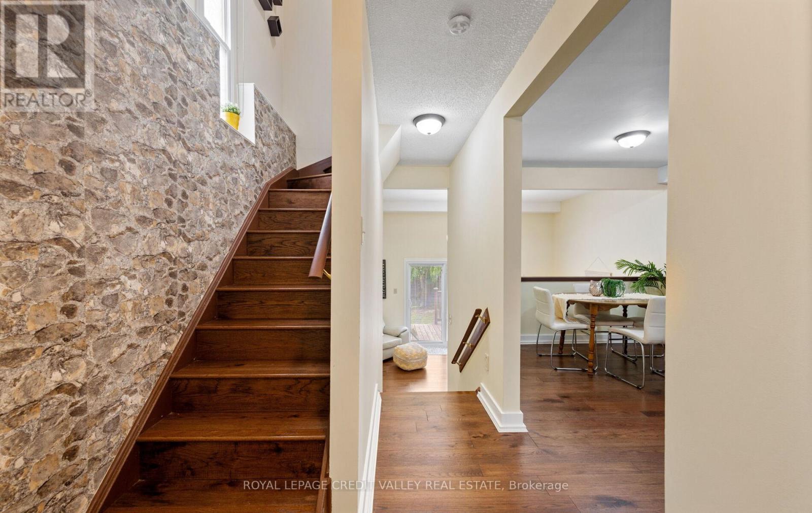 7 HILLPARK TRAIL - 9