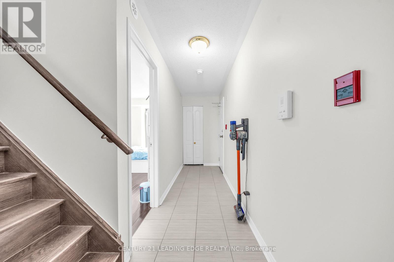 #53 653A WARDEN AVENUE - 16