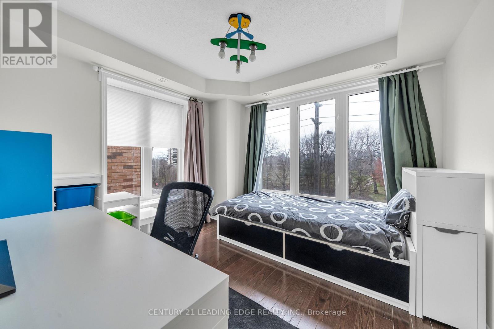 #53 653A WARDEN AVENUE - 26