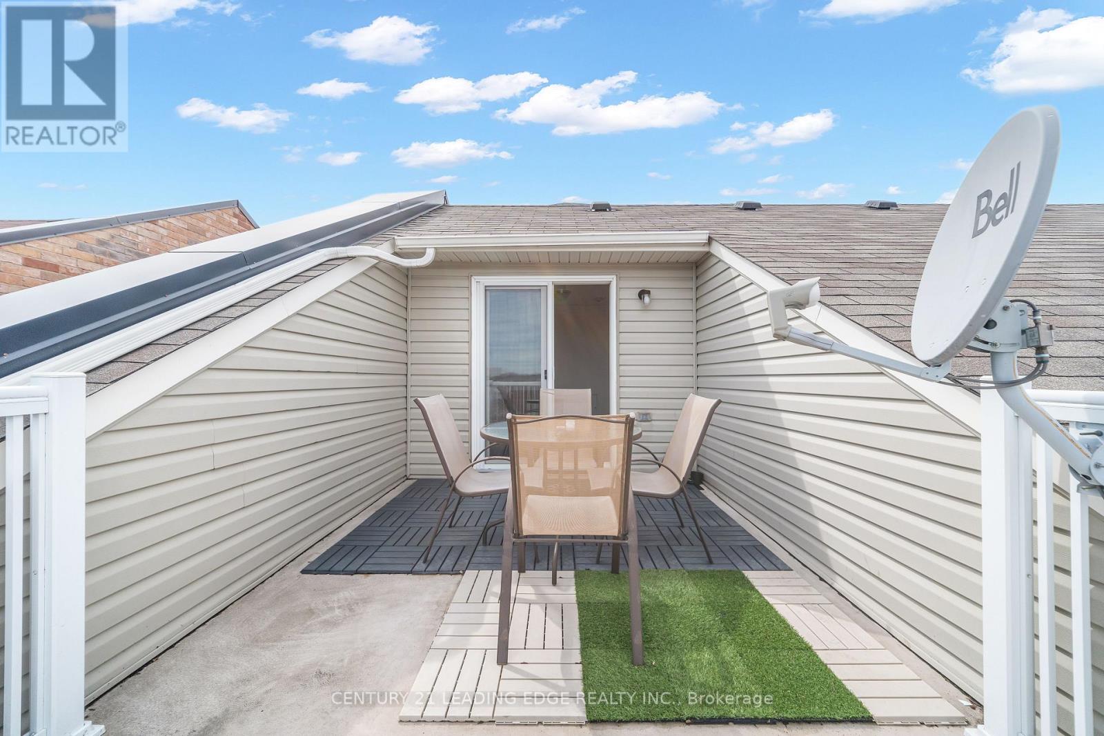 #53 653A WARDEN AVENUE - 36
