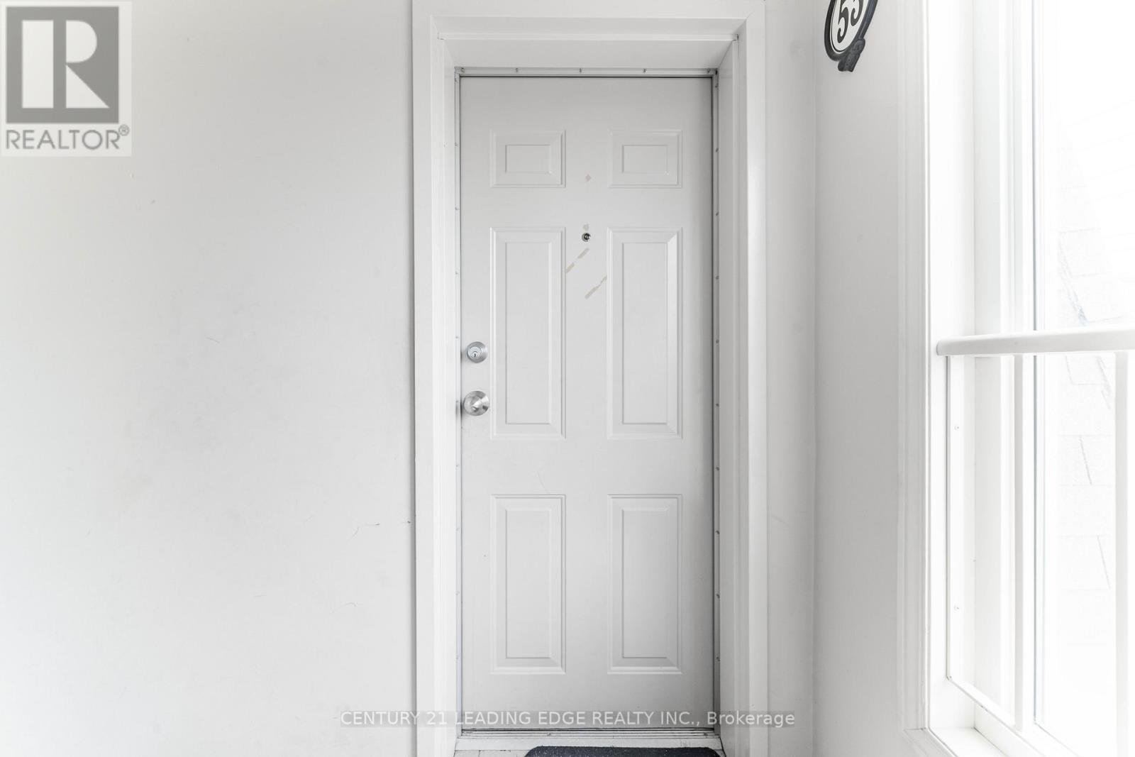 #53 653A WARDEN AVENUE - 38