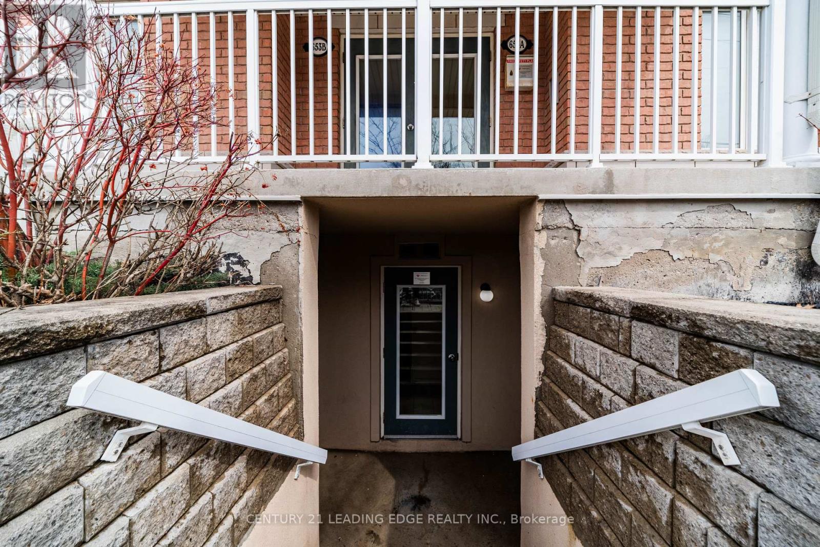 #53 653A WARDEN AVENUE - 39