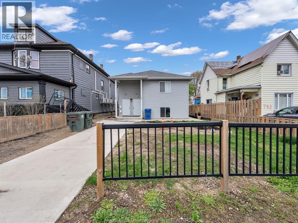 776 University Ave E - 21