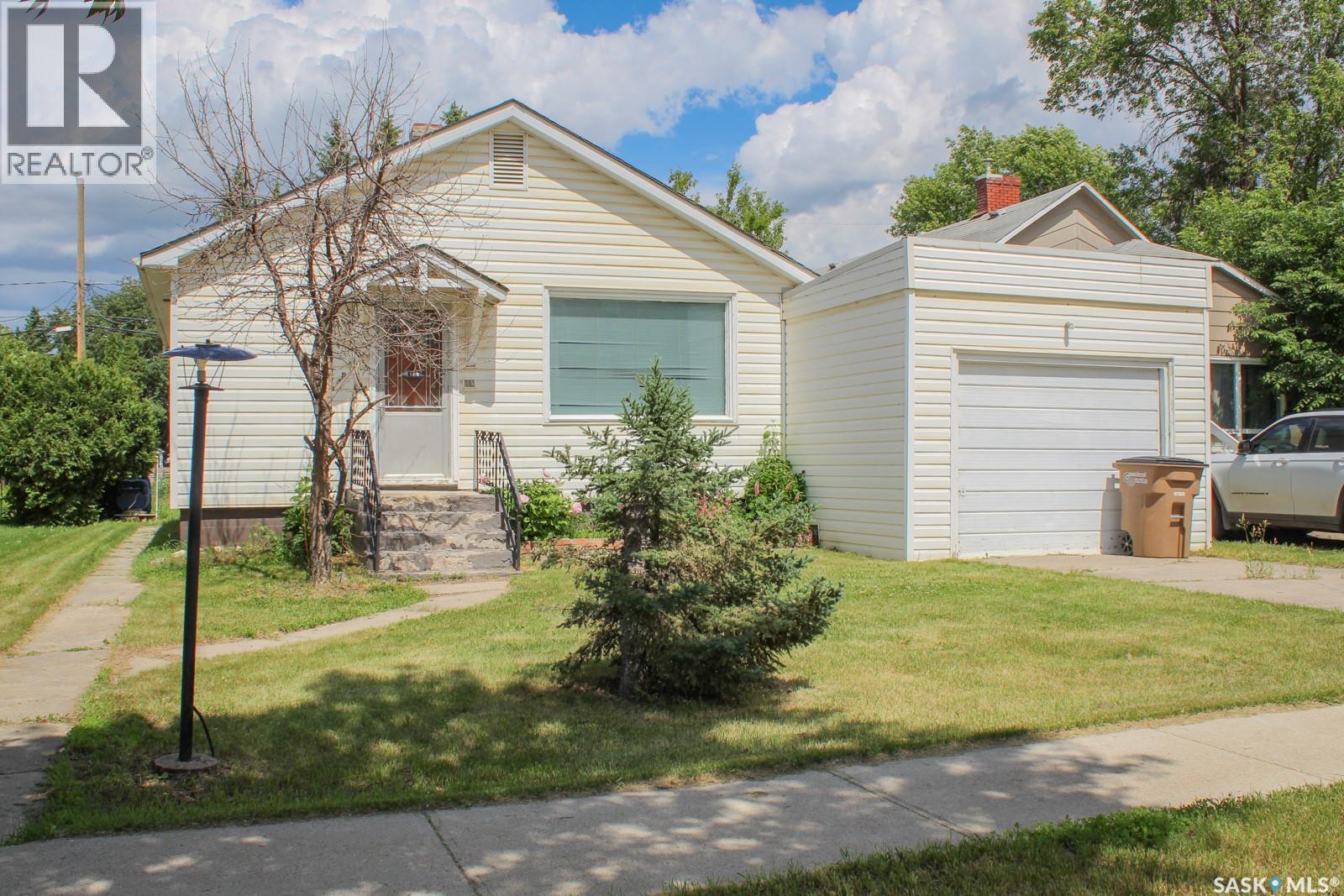 108 Crawford AVENUE E - 1