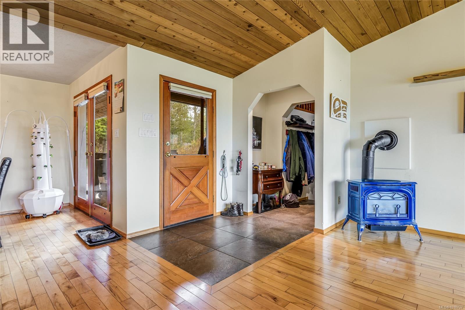 3910 Island Hwy S - 3
